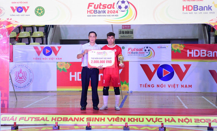 Thủ môn Đào Tiến Đạt của đội vô địch giành danh hiệu Thủ môn xuất sắc nhất.