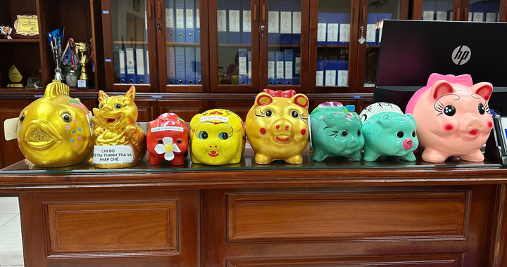 Mô hình “Nuôi heo đất”, tạo nguồn quỹ trao tặng Bếp cơm Tình thương Bệnh viện của Công ty Điện lực Bình Phước. (Ảnh: PCBP)