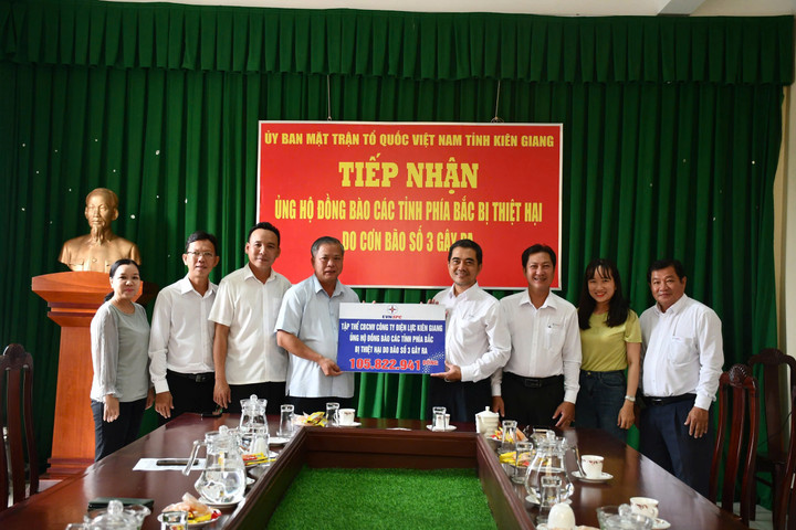 CBCNV Công ty Điện lực Kiên Giang ủng hộ đồng bào các tỉnh phía Bắc bị thiệt hại do bão số 3. (Ảnh: PCKG)