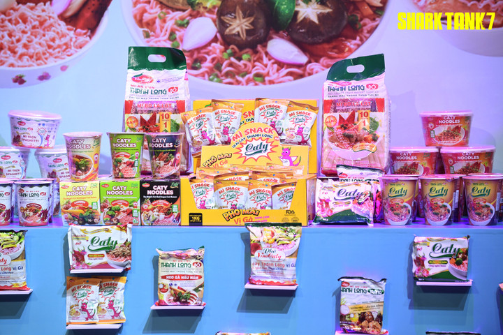 Lên Shark Tank gọi vốn, các nhà sáng lập thương hiệu mì tôm thanh long định giá doanh nghiệp 20 triệu USD, và đã được rót 1 triệu USD đổi 10% cổ phần. (Ảnh: N. Chung)