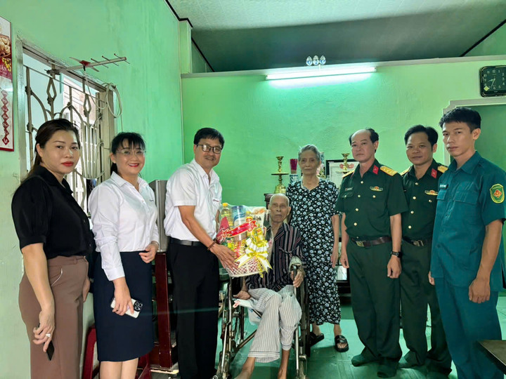 Đại diện Công ty Điện lực Ninh Thuận thăm hỏi các hộ gia đình chính sách, người có công trên địa bàn. (Ảnh: PCBTh)