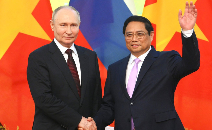 Tổng thống Nga Putin và Thủ tướng Phạm Minh Chính trong chuyến thăm của ông Putin đến Việt Nam vào tháng 6.
