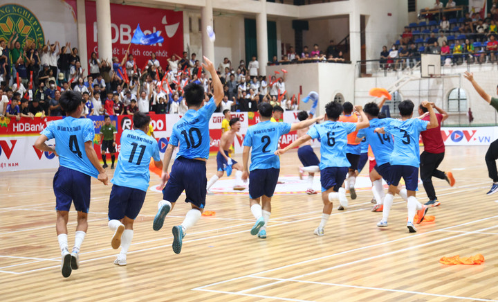 Cầu thủ Đại học Kinh tế Kỹ thuật Công nghiệp Hà Nội ăn mừng chức vô địch.