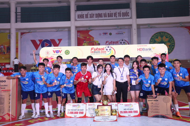 Tập thể Đại học Kinh tế Kỹ thuật Công nghiệp Hà Nội tại lễ trao giải.