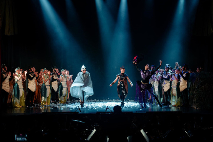 Nghệ sĩ Nguyễn Phan Mạnh Duy (ở giữa, bên trái, trang phục màu trắng) trong vở "Dế mèn phiêu lưu ký". Ảnh: FBNV.