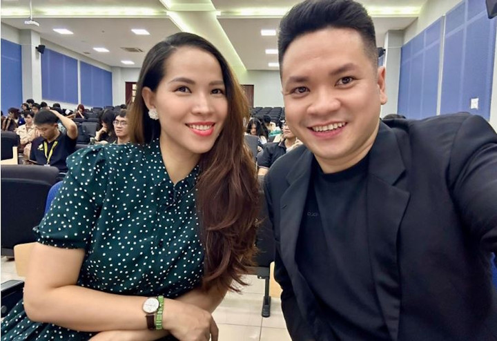 Nghệ sĩ Hoàng Kim (trái) và Nguyễn Phan Mạnh Duy làm giám khảo một cuộc thi hát. Ảnh: FBNV.