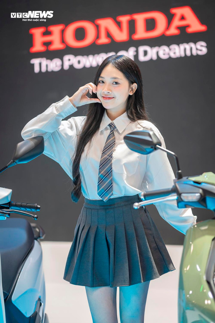 Cô nàng nữ sinh GenZ tươi tắn bên hai mẫu xe máy điện của Honda.