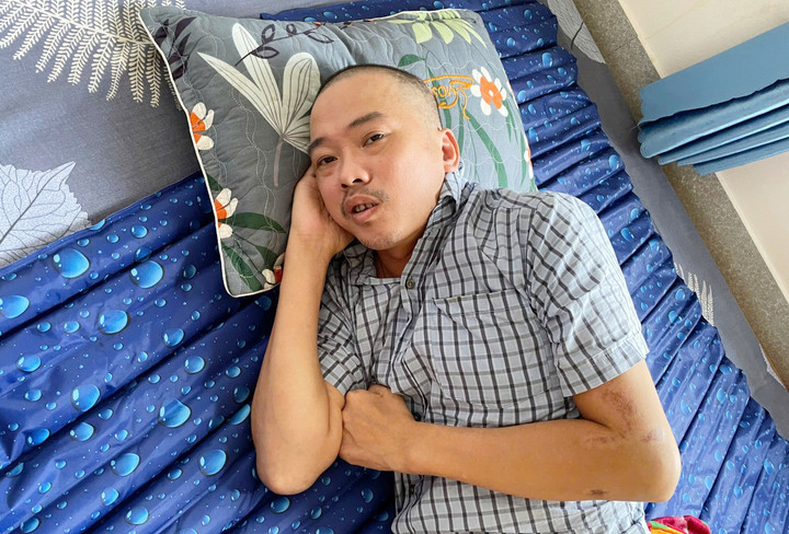 Anh Sang được chăm sóc, điều trị tại nhà. (Ảnh: Như Loan)