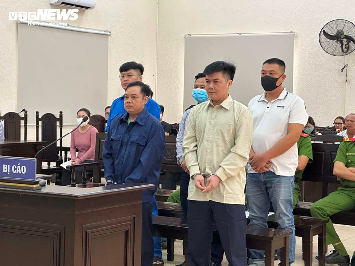 Các bị cáo tại phiên tòa sơ thẩm sáng 24/10.