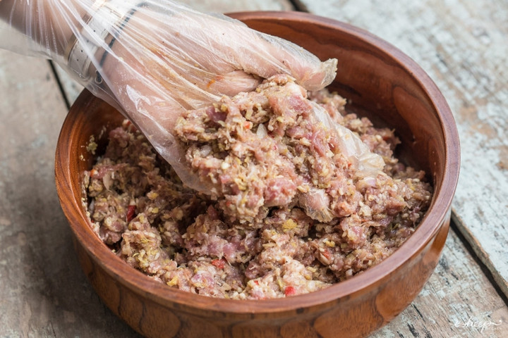 Trộn đều các nguyên liệu rồi cất vào tủ mát 1 giờ đồng hồ. (Ảnh: T.H)