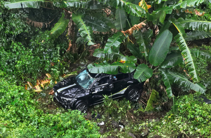 Chiếc xe lao xuống vực trên đèo Bảo Lộc.