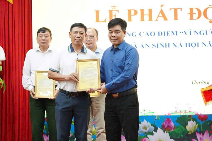 Ông Lê Tuấn Dũng, Chủ tịch Ủy ban MTTQ Việt Nam huyện Thường Tín trao thư cảm ơn cho các đơn vị tham gia ủng hộ quỹ “Vì người nghèo”.