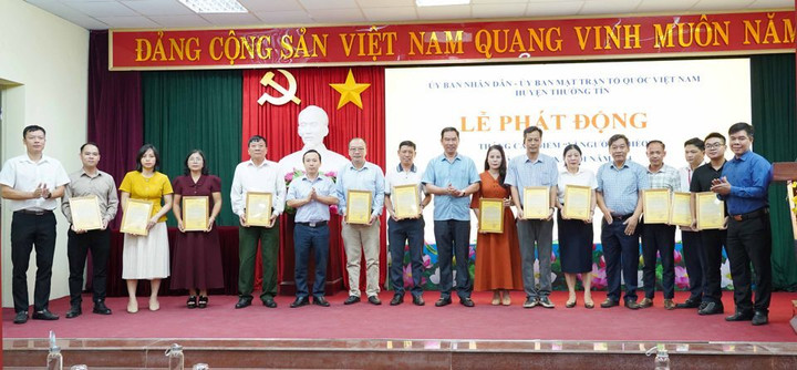 Ông Tạ Hữu Thọ, Phó Bí thư Thường trực Huyện ủy, Chủ tịch HĐND huyện Thường Tín, trao thư cảm ơn cho các đơn vị tham gia ủng hộ quỹ “Vì người nghèo.