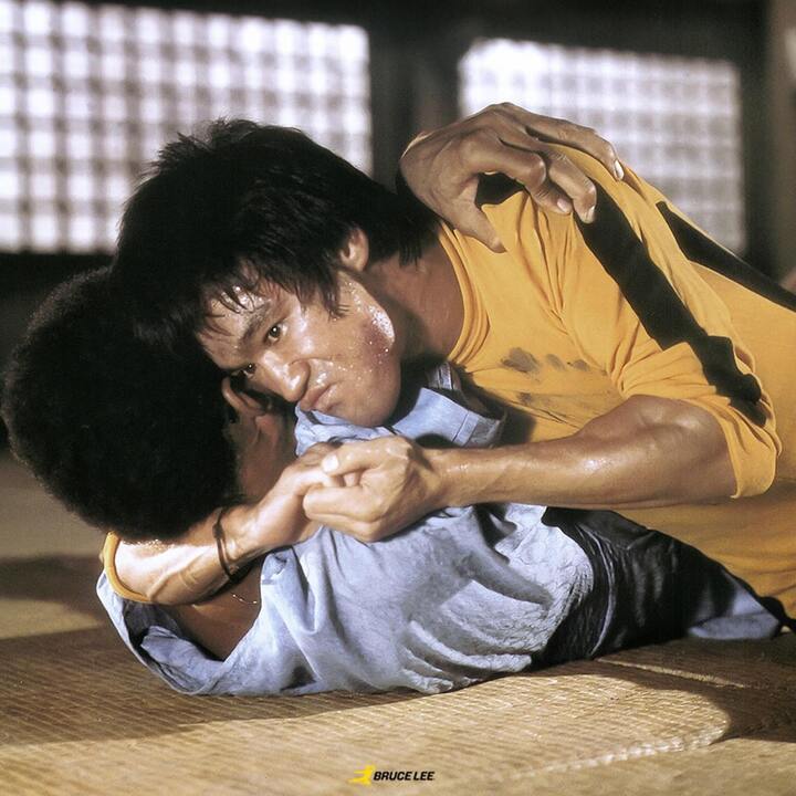 Lý Tiểu Long thực hiện kỹ thuật khóa siết trong phim “Game of Death"