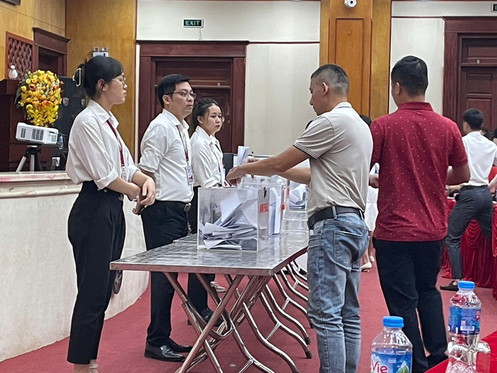 Khách hàng tham gia đấu giá đất ngày 21/10 thực hiện theo quy định. (Ảnh: Công Tâm)