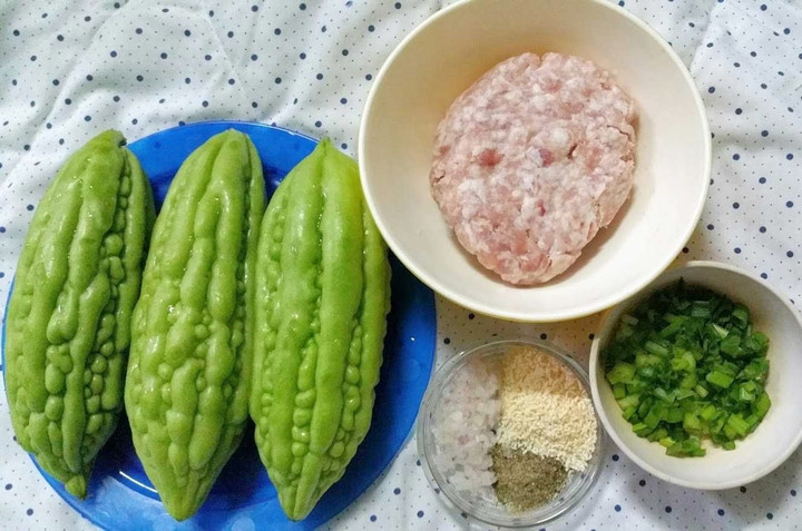 Nguyên liệu làm khổ qua nhồi thịt khá đơn giản. (Ảnh: B.L)