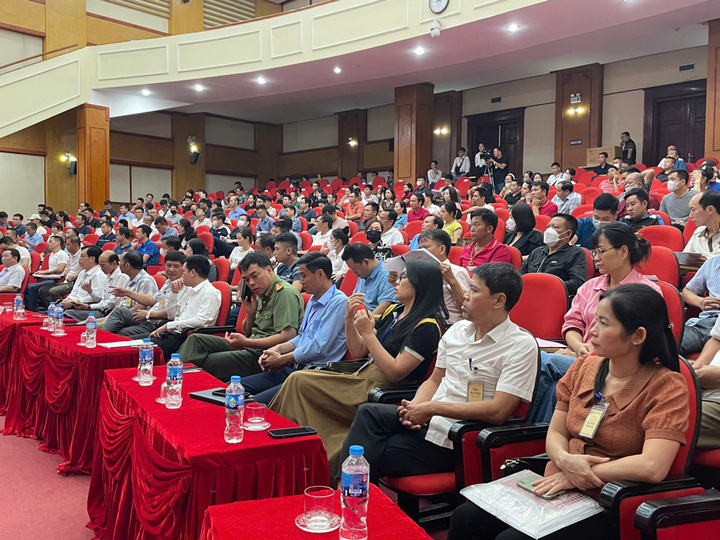 Toàn cảnh phiên đấu giá đất ngày 21/10 tại xã Vạn Điểm, huyện Thường Tín, HN. (Ảnh: Công Tâm)
