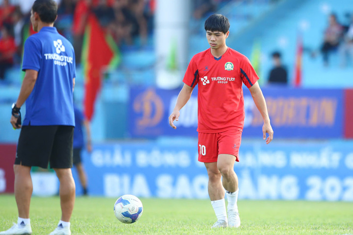 Công Phượng đá chính.