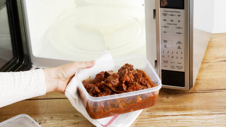 Nhiều người vẫn thắc mắc là có nên quay hộp nhựa trong lò vi sóng?. (Ảnh: Food Network)