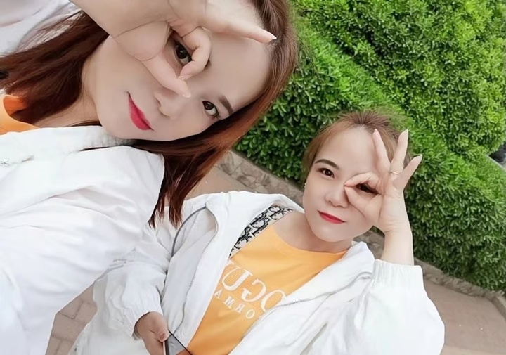 Cặp song sinh đoàn tụ nhau sau 30 năm xa cách.