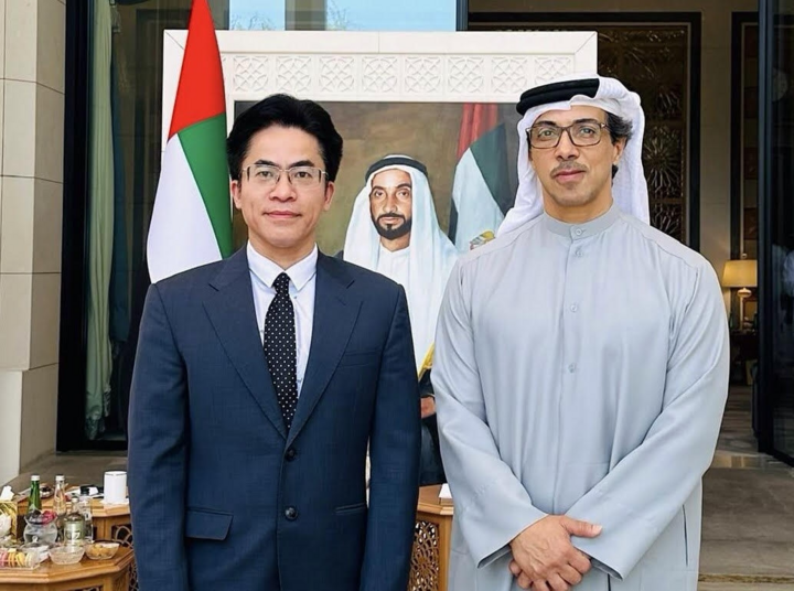 Đại sứ Nguyễn Thanh Diệp và Phó Tổng thống UAE Sheikh Mansour bin Zayed Al Nahyan. (Ảnh: ĐSQ VN tại UAE)