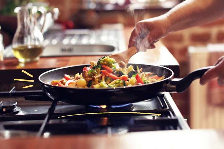 Sử dụng nhiệt độ phù hợp để đảm bảo tuổi thọ của xoong chảo. (Ảnh: Simply Recipes)