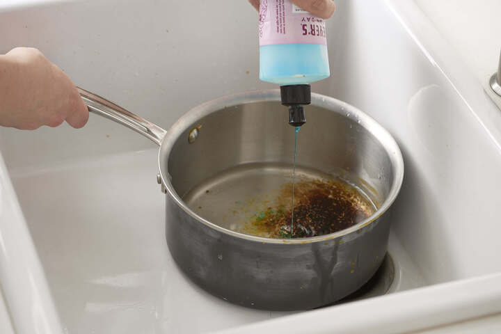 Rửa xoong chảo khi nguội để tiết kiệm nước và thời gian. (Ảnh: The Kitchn)