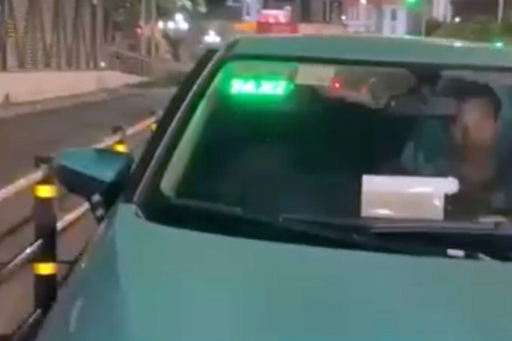 Hình ảnh xe taxi công nghệ đi ngược chiều trên đường Giảng Võ.