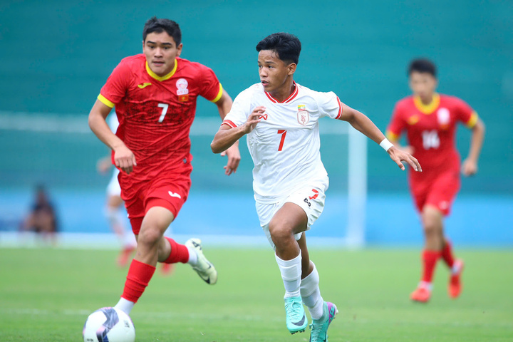 Ngược dòng 10 phút cuối, U17 Myanmar mở toang cửa đi tiếp cho Việt Nam 1 U17 Myanmar (áo trắng) giúp U17 Việt Nam có thêm hy vọng.