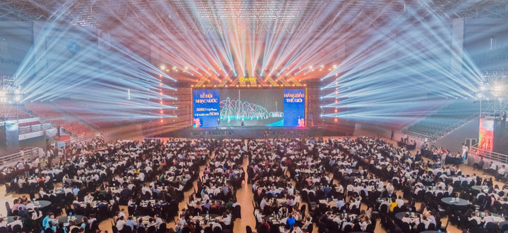 Nhà thi đấu tỉnh Hà Nam chật kín các nhà đầu tư đổ về mua căn hộ Sun Urban City.