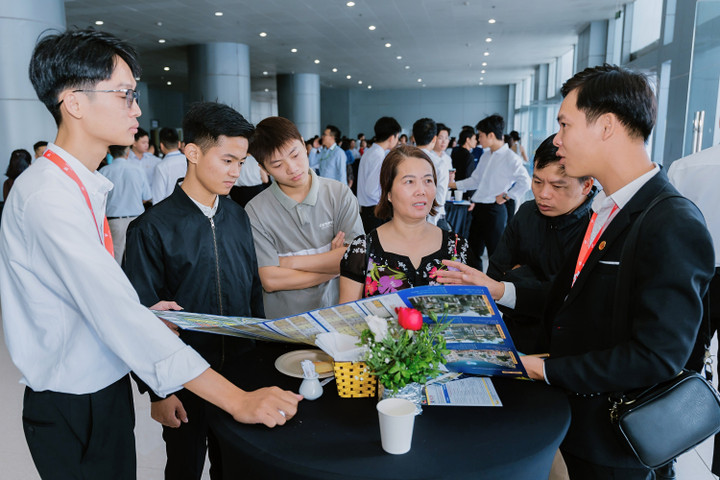 Khách hàng nghe tư vấn giới thiệu dự án.