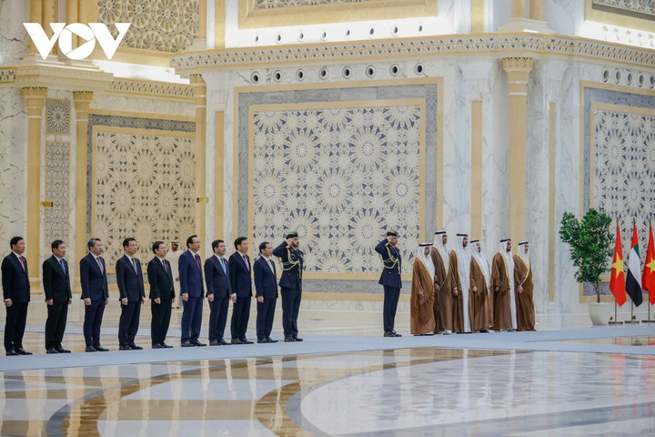 UAE bắn 21 phát đại bác chào đón Thủ tướng Phạm Minh Chính.