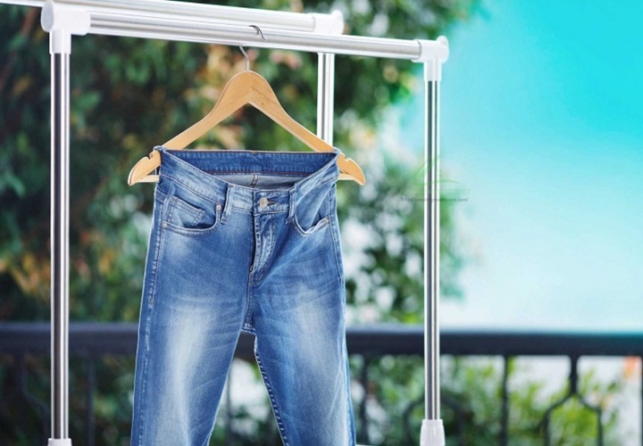 Phơi quần jeans đúng cách để tránh bạc màu.