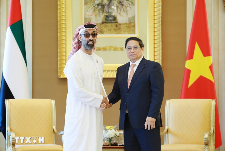 Thủ tướng Phạm Minh Chính và Cố vấn an ninh quốc gia, Phó Toàn quyền Abu Dhabi Sheikh Tahnoon Bin Zayed Al Nahyan. (Ảnh: Dương Giang/TTXVN)