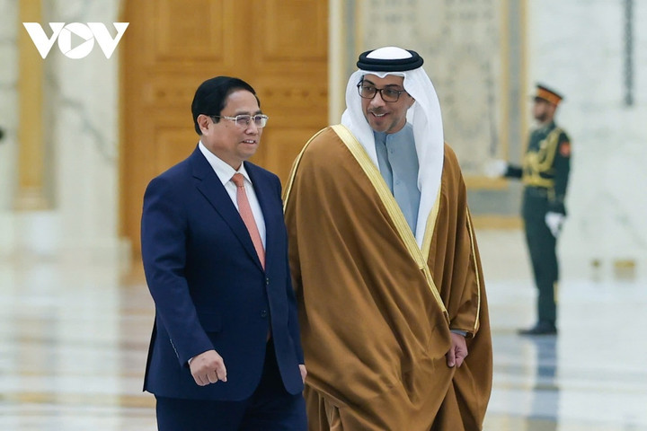 Thủ tướng Phạm Minh Chính và Phó Tổng thống UAE Sheikh Mansour Bin Zayed Al Nahyan.