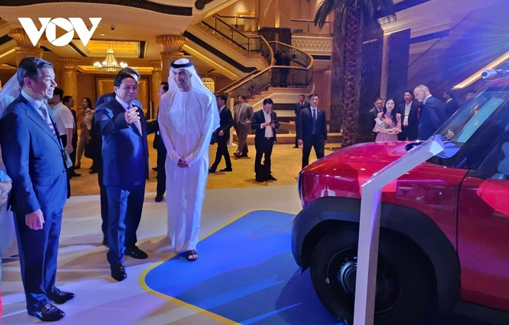 Thủ tướng Phạm Minh Chính thăm gian hàng trưng bày ô tô điện của Vinfast.