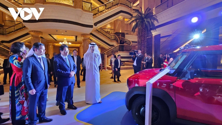 Thủ tướng Phạm Minh Chính thăm gian hàng trưng bày ô tô điện của Vinfast.