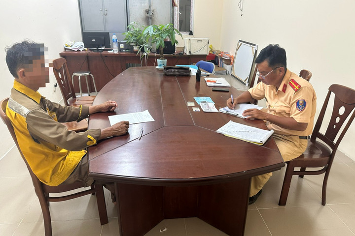 Ông N.V.T, tài xế lái xe bồn chạy ngược chiều làm việc với CSGT.