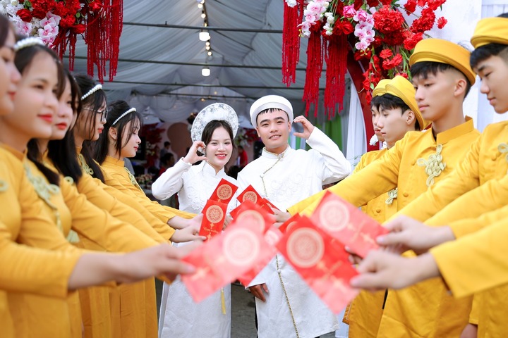 Nhiều gia đình tổ chức đám hỏi, đám cưới chung một ngày. (Ảnh minh họa: Lê Đức Dũng)