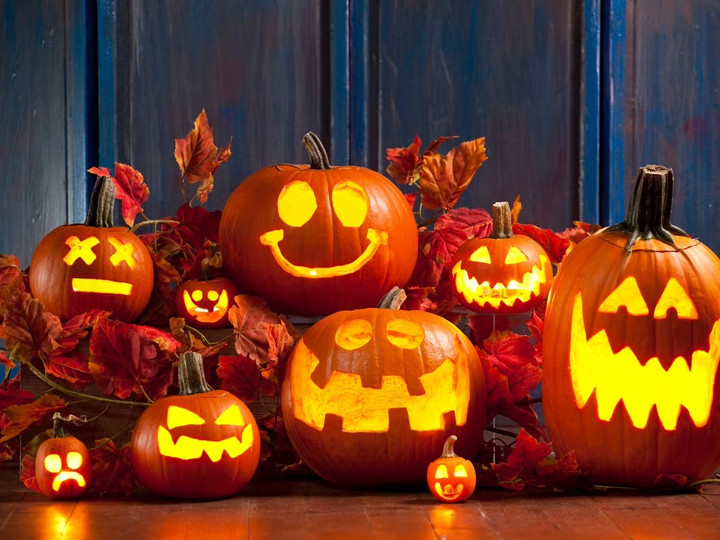Lễ hội Halloween luôn gắn với hình ảnh những quả bí ngô khoét hình mặt người. (Ảnh: Cosmopolitan)
