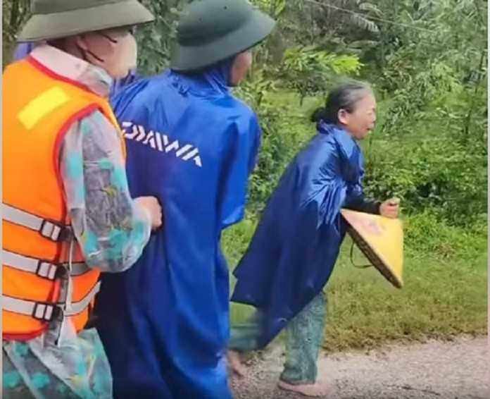 Người thân của nam thanh niên đã bật khóc nức nở khi lực lượng chức năng đưa thi thể anh trở về với gia đình.