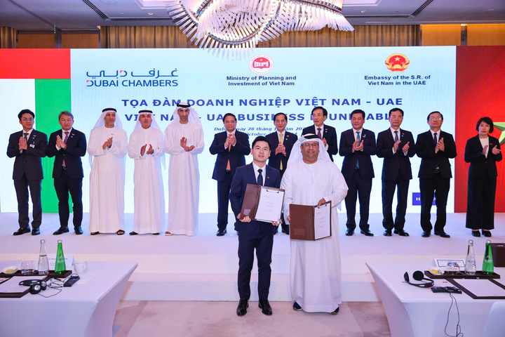 Ông Đỗ Vinh Quang, Phó Chủ tịch HĐQT T&T Group (bên trái) và ông Khaled Alshamsi, Chủ tịch Golden Nile trao biên bản ghi nhớ hợp tác. (Ảnh: VGP/Nhật Bắc)