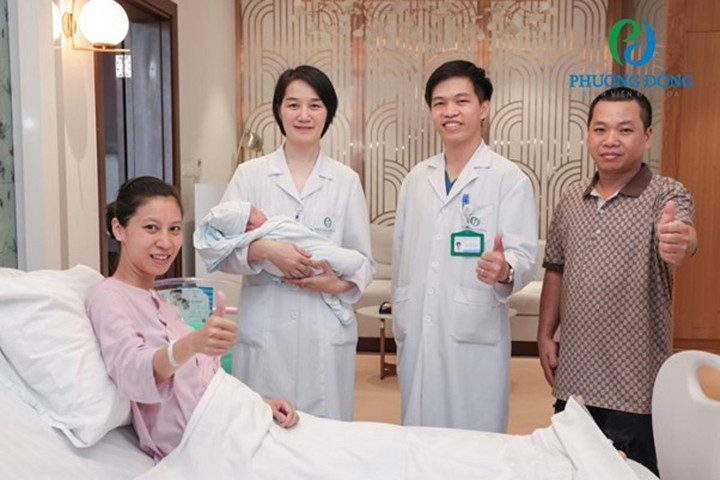 Bác sĩ IVF Phương Đông thành công điều trị vô sinh thứ phát cho gia đình anh Cảnh, chị Hoa.