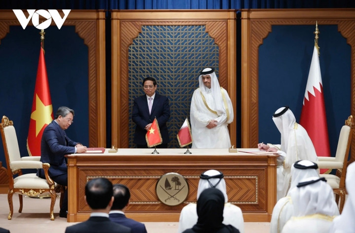 Thủ tướng Phạm Minh Chính và Thủ tướng kiêm Bộ trưởng Ngoại giao Qatar Sheikh Mohamed bin Abdurahman Al Thani cùng chứng kiến lễ ký kết các văn kiện hợp tác giữa các bộ, ngành, cơ quan hai nước.