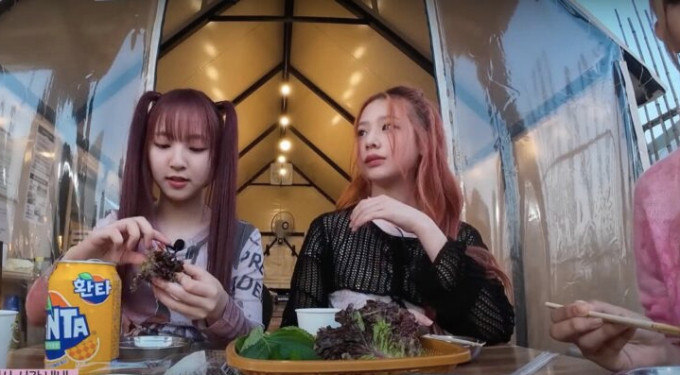 Thành viên 13 tuổi của Unis bị rụng răng khi đang ghi hình.