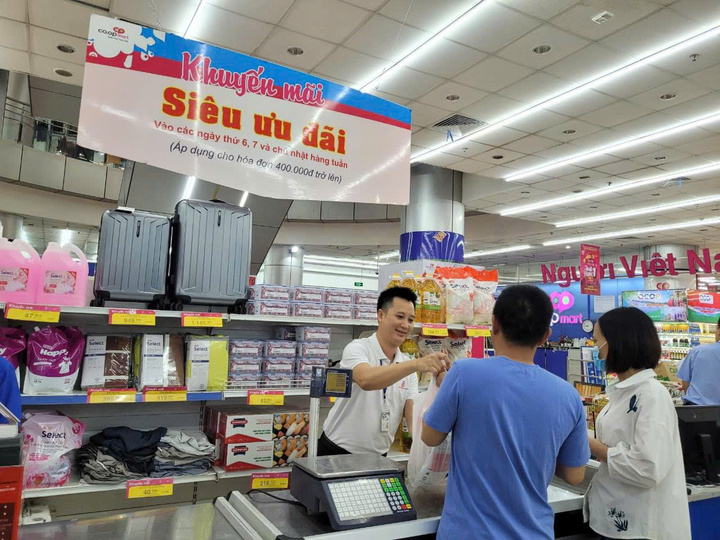 Khách hàng được giảm giá đậm với chương trình siêu ưu đãi hàng tuần.