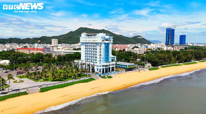 Nằm trong kế hoạch di dời, đối với khách sạn Hải Âu, trước đó có thời hạn thuê đất đến năm 2019 nhưng được UBND tỉnh Bình Định (cũ) gia hạn kéo dài thời hạn di dời đến hết tháng 8/2024. Lý do được lãnh đạo tỉnh này đưa ra là, khách sạn Hải Âu là tài sản rất lớn, đặc biệt có công trình khách sạn 11 tầng. Nếu di dời ngay sẽ rất khó khăn cho doanh nghiệp và vấn đề công ăn, việc làm của hàng trăm lao động.