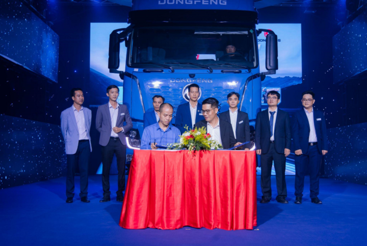 Dongfeng An Sương đã ký kết nhiều dự án phân phối xe tại sự kiện.