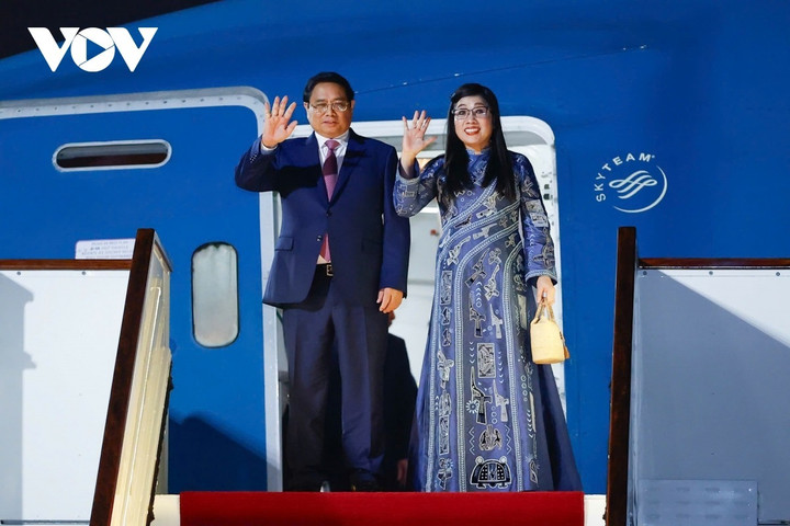 Thủ tướng Phạm Minh Chính và Phu nhân đến sân bay quốc tế Doha.