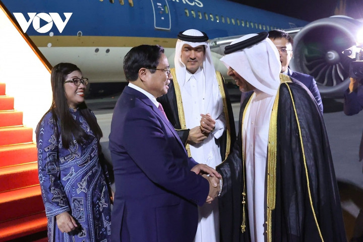 Thủ tướng Phạm Minh Chính và Phu nhân cùng Đoàn đại biểu cấp cao Việt Nam đã tới sân bay quốc tế Doha, bắt đầu thăm chính thức Qatar.